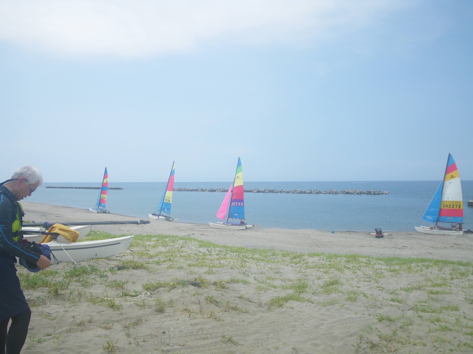 上新栄町海岸に並ぶホビーキャット4艇と日本海